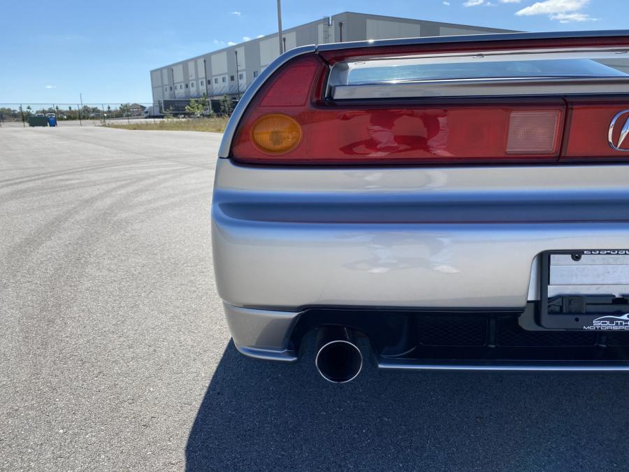Детали экстерьера Acura NSX-T 2004 года  (фото 35 из 121)